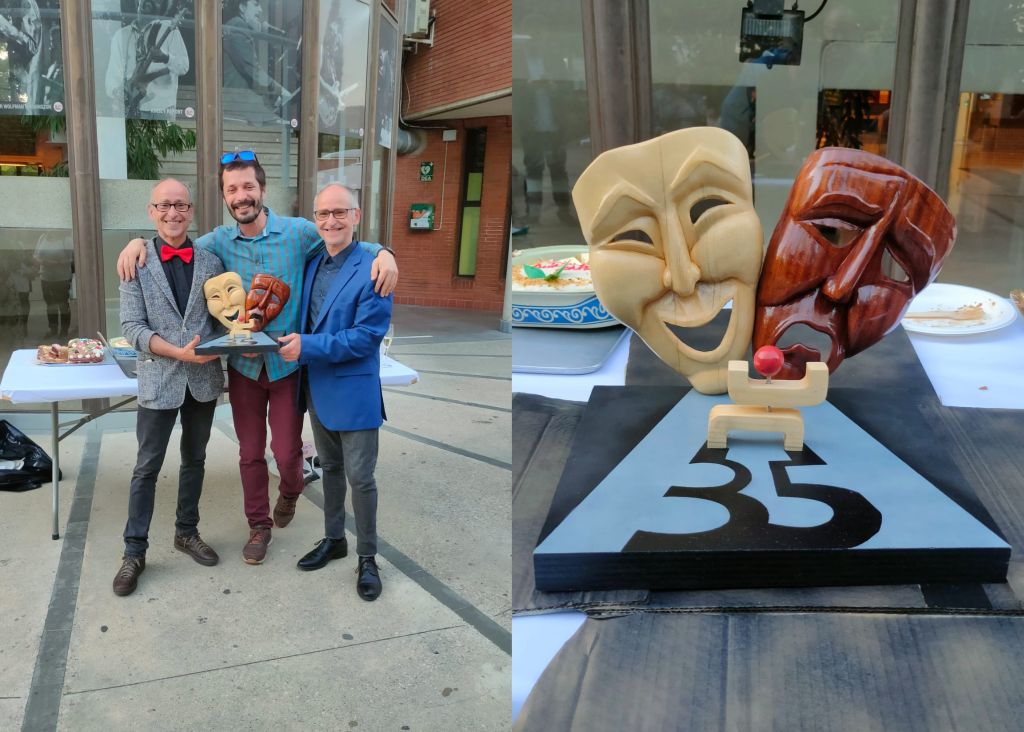Rubèn Lloret regala una escultura al·legòrica del 35è aniversari de l’Aula de Teatre 